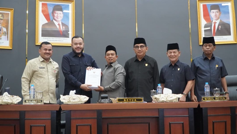 Walikota Padang Fadly Amran serahkan nota pengantar Perubahan APBD 2026 diterima Ketua DPRD Muharlion.